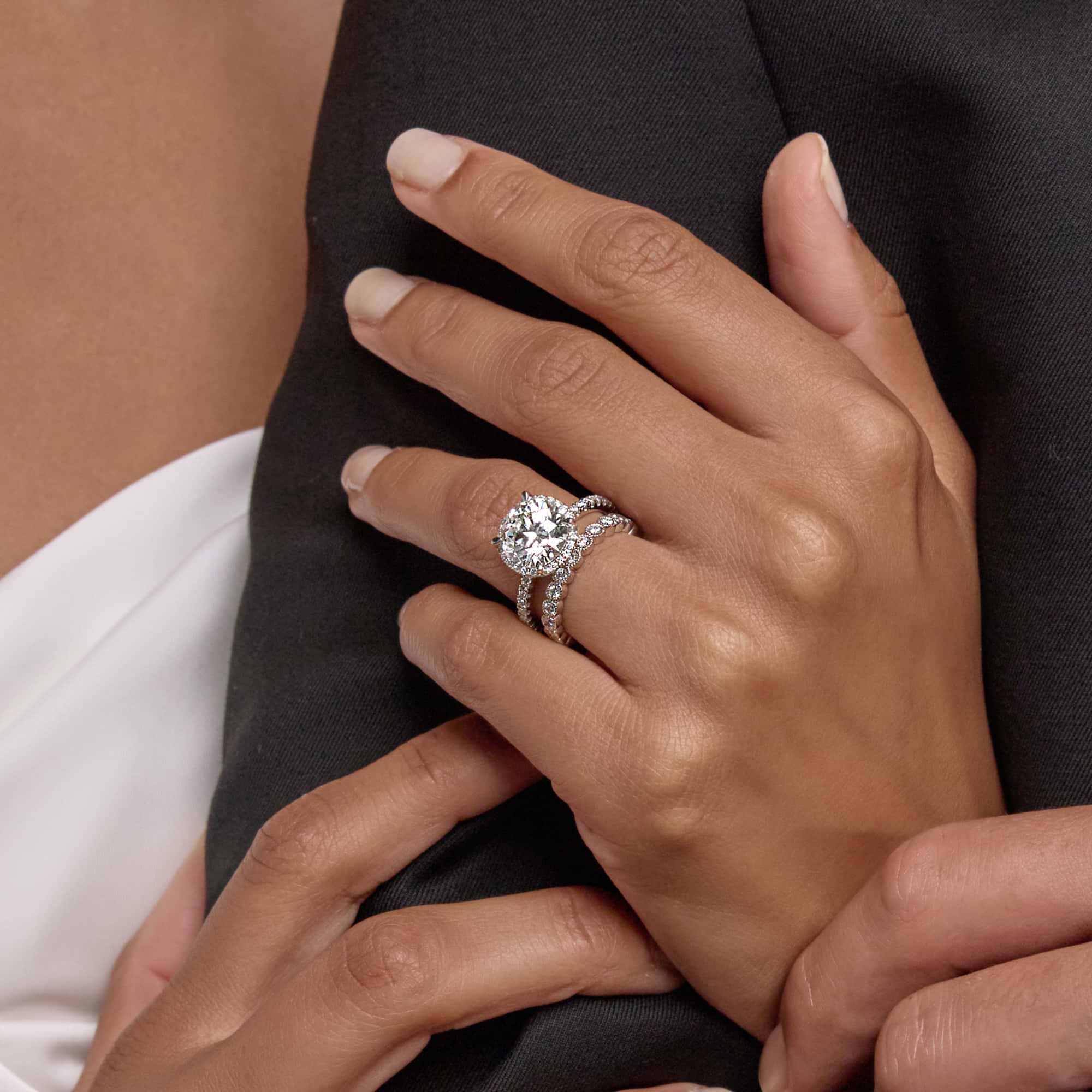 Round Brilliant Lab Diamond Engagement Ring (Grand Suan Setting)